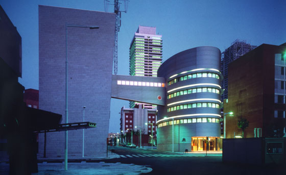 Edificio de Telefònica en la Villa Olímpica de Barcelona, obra de Jaume Bach y Gabriel Mora