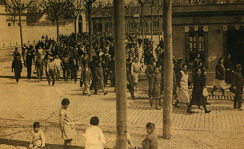 Sortida del treball dels obrers de la fàbrica de Sants, any 1929.